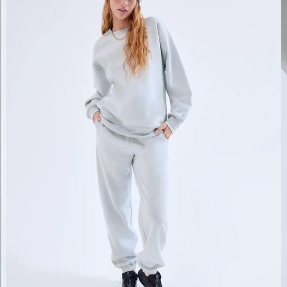TNA Cozy Fleece Boyfriend Crew Sweatshirt Aritzia - Picture 2 of 8